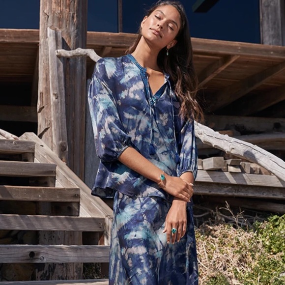 Johnny was MOONLIGHT TIE DYE V-NECK BLOUSE - Picture 3 of 10